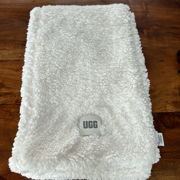 Ugg - Picture 1 of 2